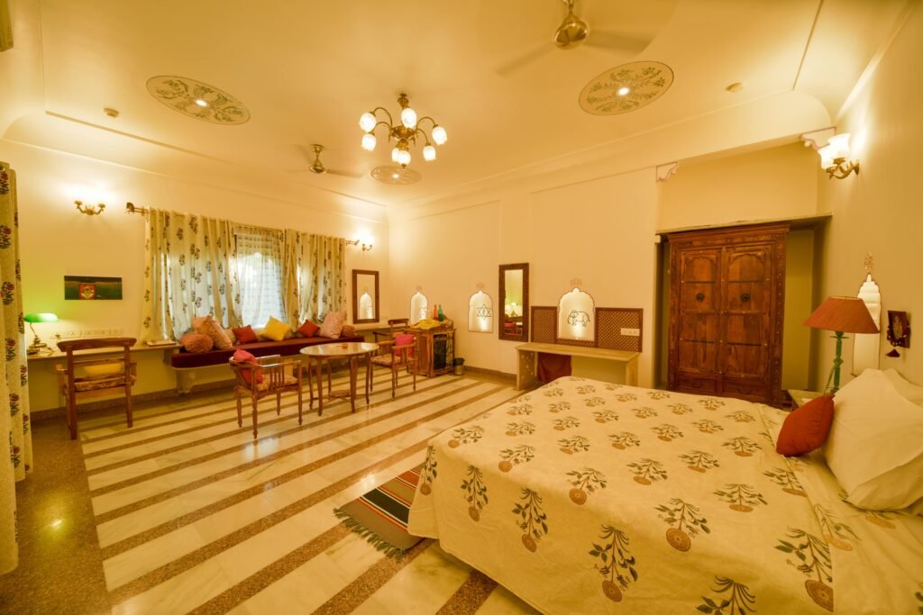 Beyond the Pink Walls: A Look Inside Jaipur’s Top Heritage Haveli 1 This image shows a bedroom inside Dera Mandawa, a heritage haveli in Jaipur, India