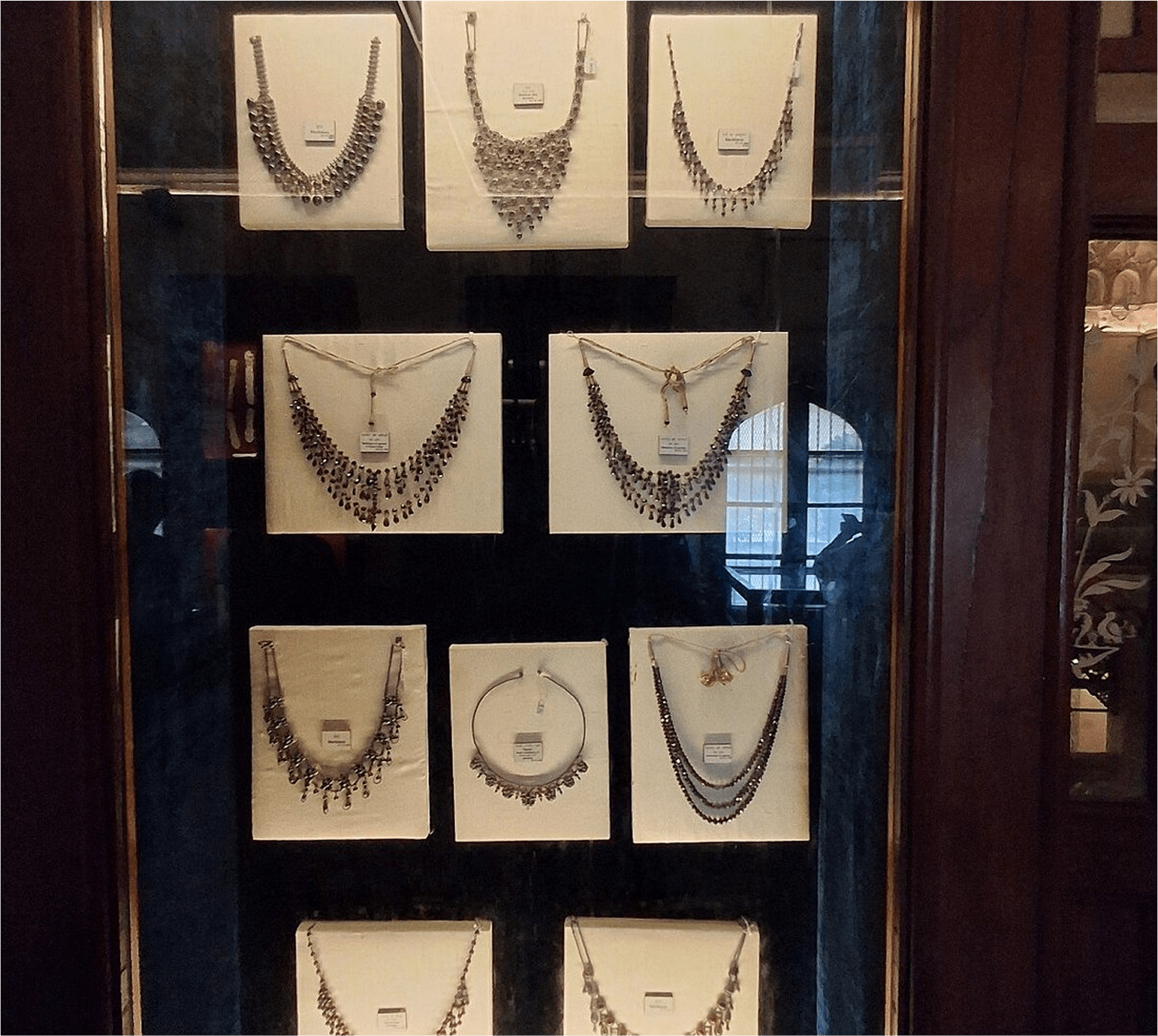 Jewellery Textiles Gallery 1 min