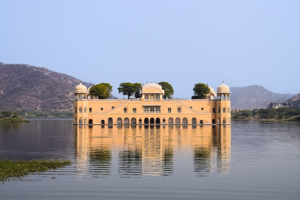 6 Jaipur Viewpoints That Completely Change in the Monsoon 8 Jal Mahal (or Water Palace) in Jaipur, Rajasthan, is located in the middle of Man Sagar Lake.
